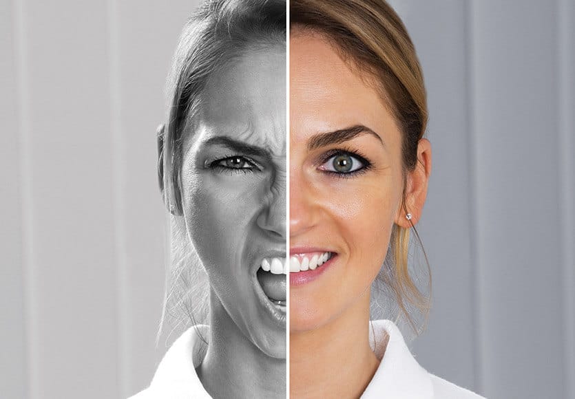 Egy nő arcképe kettéválasztva: a bal oldal szürke, a nő kiabál, a jobb oldal színes, a nő mosolyog.